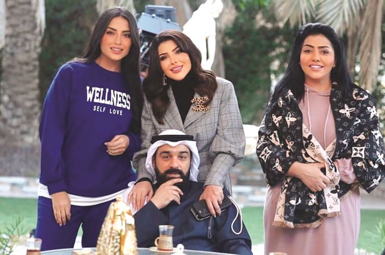 شهاب جوهر محاطا بالنجمات فاطمة الحوسني وإلهام الفضالة ورانيا شهاب