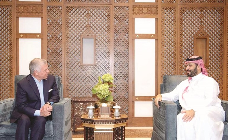 صاحب السمو الملكي الأمير محمد بن سلمان ولي العهد رئيس مجلس الوزراء السعودي وعاهل الأردن الملك عبدالله الثاني خلال مباحثاتهما الرسمية في جدة أمس	(بترا)