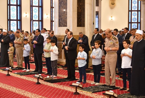 السيسي يشارك أسر شهداء ومصابي العمليات من أبطال الجيش والشرطة احتفالية عيد الفطر