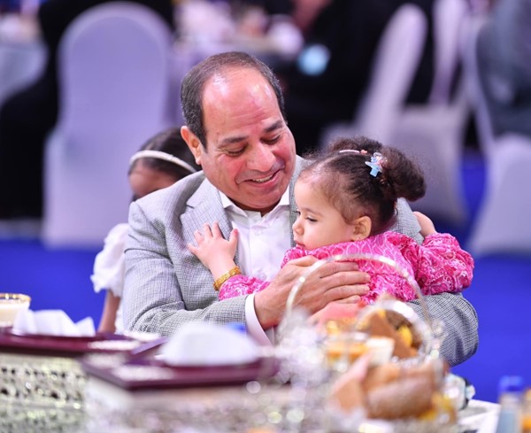 السيسي يشارك أسر شهداء ومصابي العمليات من أبطال الجيش والشرطة احتفالية عيد الفطر