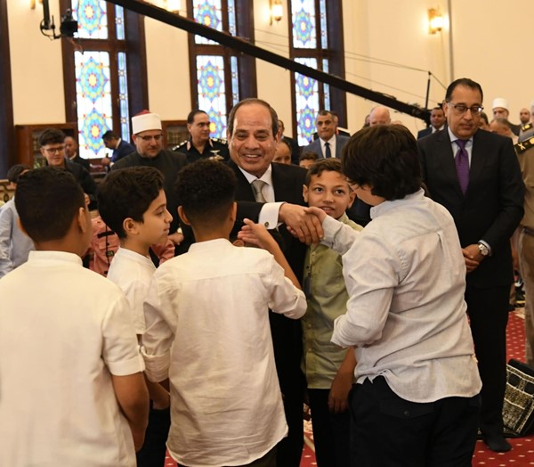 السيسي يشارك أسر شهداء ومصابي العمليات من أبطال الجيش والشرطة احتفالية عيد الفطر