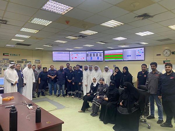  1 م. مطلق العتيبي مع العاملين بمحطة الدوحة الشرقية للقوى الكهربائية وتقطير المياه 