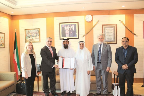 مبارك ناصر الساير وبينغت شولتز وإبراهيم الفوزان خلال تسلم شهادة ISO الدولية الخاصة بمركز خدمة تويوتا الري من الإدارة العليا لمجموعة Bureau Veritas
