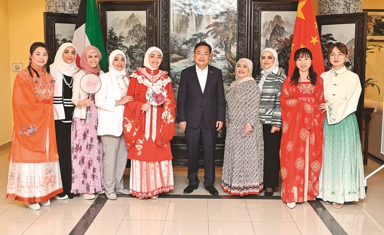 السفير الصيني تشانغ جيانوي مع عدد من المشاركات في الأمسية