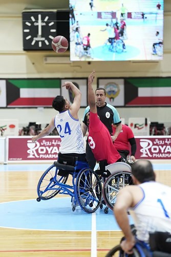 لاعب منتخب الكويت يسجل سلة سهلة