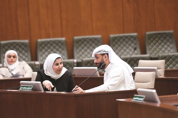 حديث بين عبداللطيف الدعي وم.علياء الفارسي