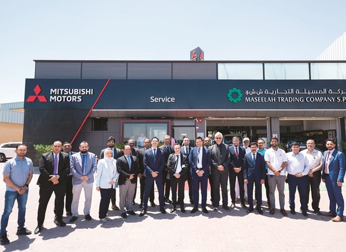 فريق عمل الشركة أمام مركز خدمة ما بعد البيع بحلته الجديدة