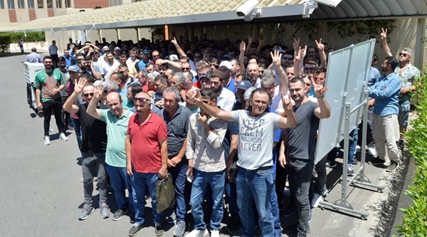 جموع كبيرة من أبناء الجالية التركية حرصوا على التوجه إلى السفارة للإدلاء بأصواتهم