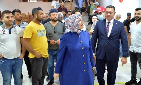 السفيرة طوبى نور سونمنز تتابع عملية الاقتراع