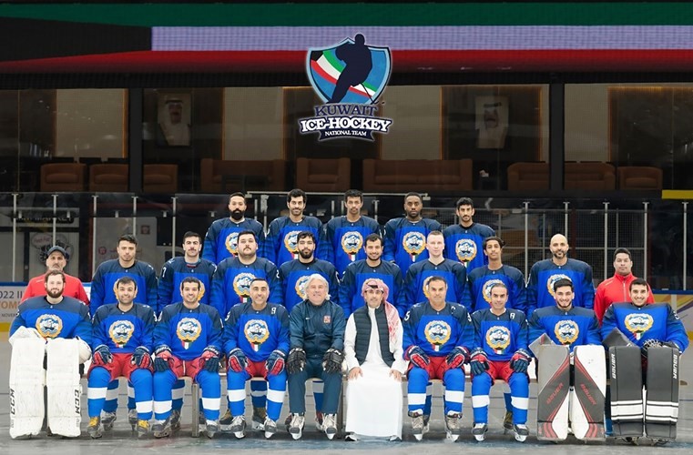 فهيد العجمي يتوسط منتخبنا الوطني لهوكي الجليد