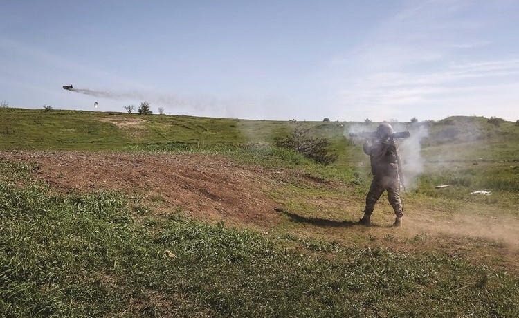 جندي أوكراني يطلق ذخيرة خلال مشاركته في تدريبات عسكرية بمنطقة دونيتسك أمس	(رويترز)