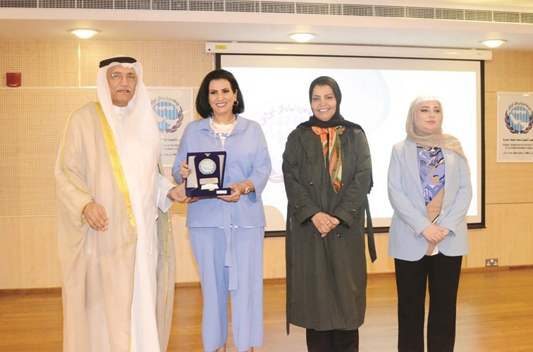 تكريم ممثلة جمعية الصحافيين الزميلة فاطمة العازمي