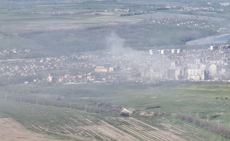 دخان يتصاعد في أعقاب انفجار قذيفة وسط هجوم روسي على أوكرانيا 	(رويترز)