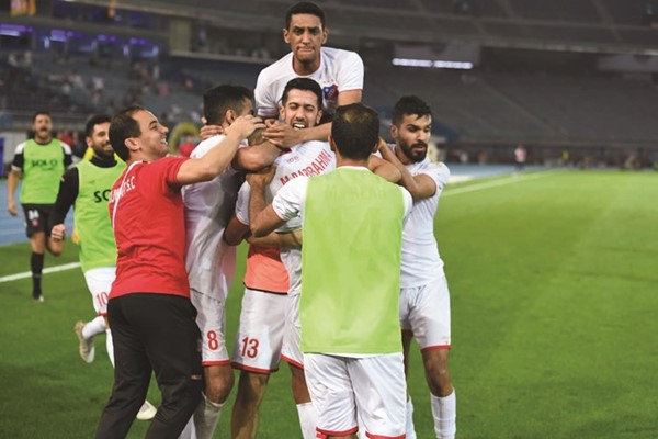 لاعبو الكويت يحتفلون بهدف مهدي برحمه الثالث 	(هاني الشمري)