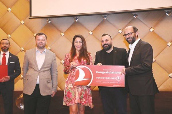 تكريم أحد الفائزين بسحوبات المعرض