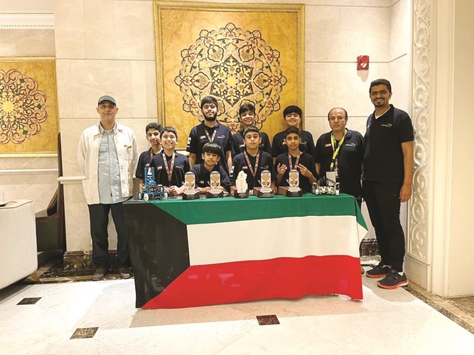 أبطال الكويت المشاركون في مسابقة الروبوت العربية