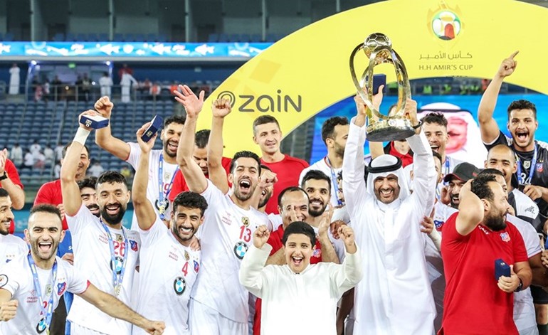 خالد الغانم محتفلا وسط لاعبي الأبيض بـ أغلى الكؤوس