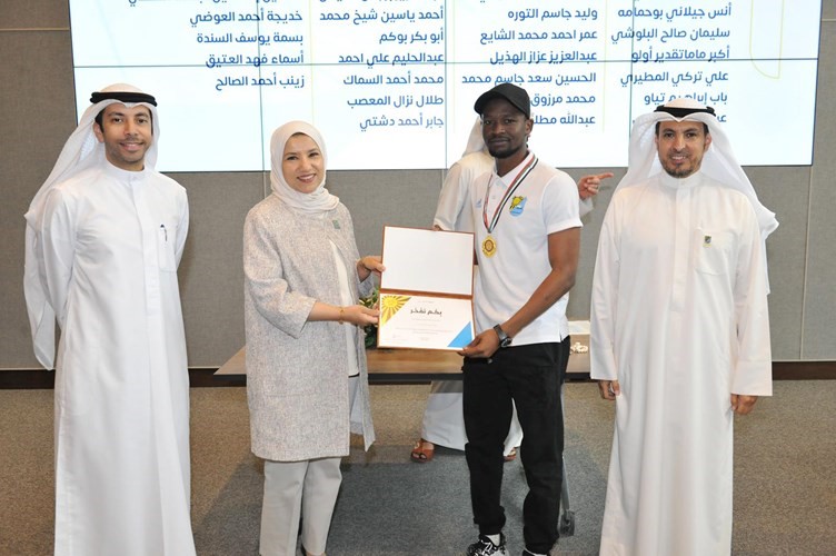 مدير جامعة الكويت يكرّم الطلبة الحاصلين على المراكز المتقدمة في المسابقات المحلية والدولية