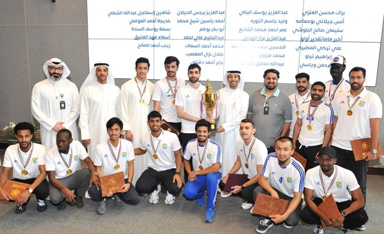 مدير جامعة الكويت يكرّم الطلبة الحاصلين على المراكز المتقدمة في المسابقات المحلية والدولية