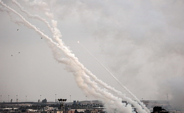 صواريخ المقاومة الفلسطينية تنطلق من غزة باتجاه المستوطنات الإسرائيلية (أ.ف.پ)