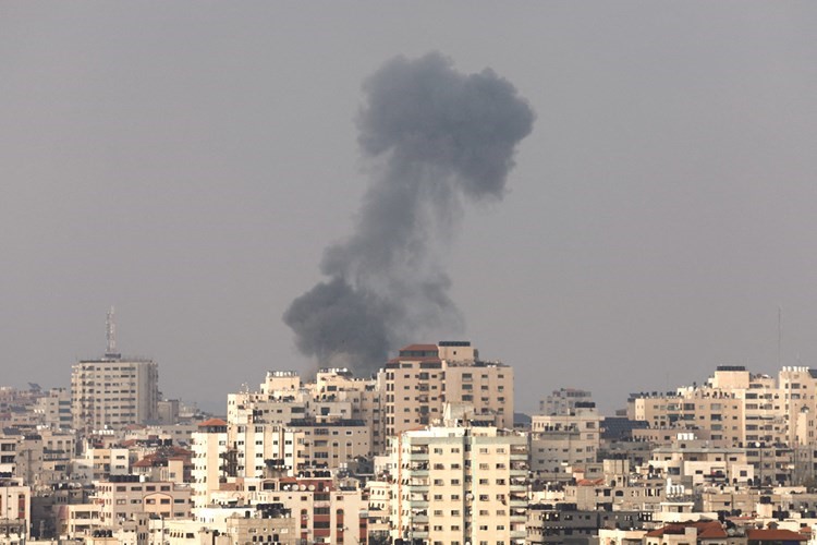دخان كثيف يتصاعد من أحد المباني السكنية في غزة نتيجة الغارات الإسرائيلية المتواصلة (رويترز)