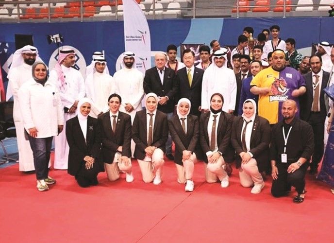 سفير كوريا تشونغ بيونغ-ها واليونان كونستانتينوس بيبيريجوس مع عدد من أعضاء الاتحاد الكويتي للتايكوندو ومحبي اللعبة