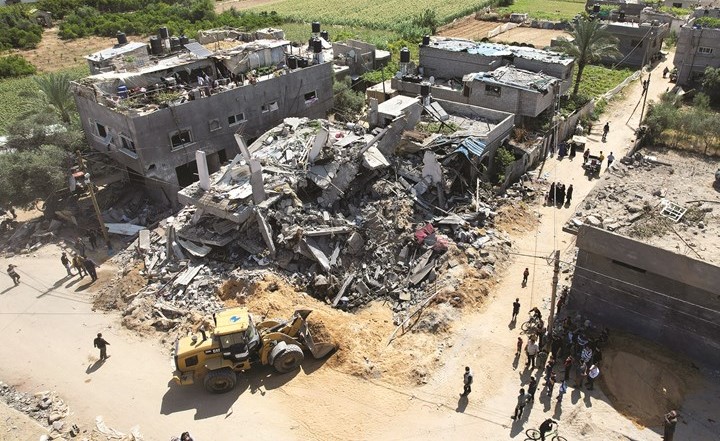 منزل فلسطيني دمرته الغارات الجوية الإسرائيلية 	(رويترز)