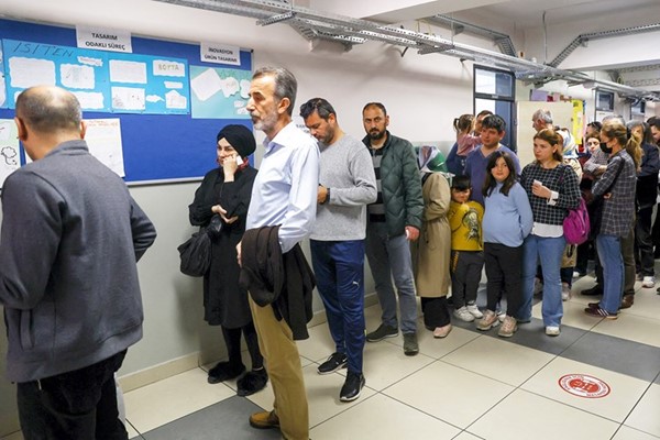 ناخبون يصطفون في طابور أمام احد مراكز الاقتراع في إسطنبول انتظارا للإدلاء بأصواتهم(رويترز)
