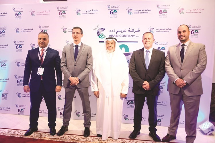 طارق المعوشرجي متوسطا عددا من المكرمين