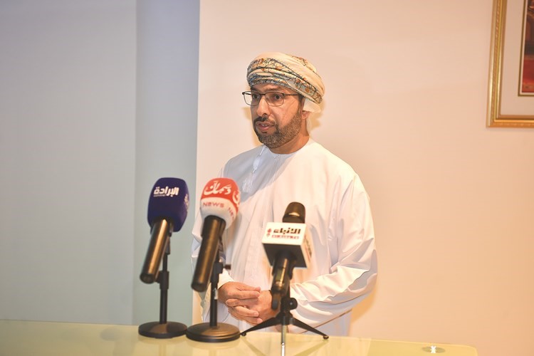 السفير د. صالح الخروصي متحدثا خلال المؤتمر الصحافي(أحمد علي)