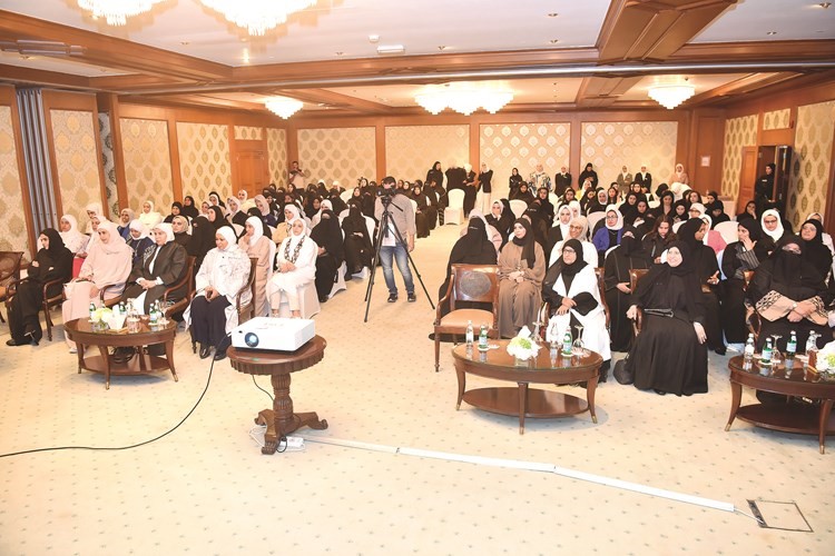 الناخبات يستمعن لحديث المرشحين الشاهين والصقعبي والمطر