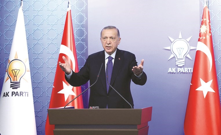 الرئيس التركي رجب طيب أردوغان متحدثا إلى مسؤولين في حزبه بأنقرة أمس	(رويترز)