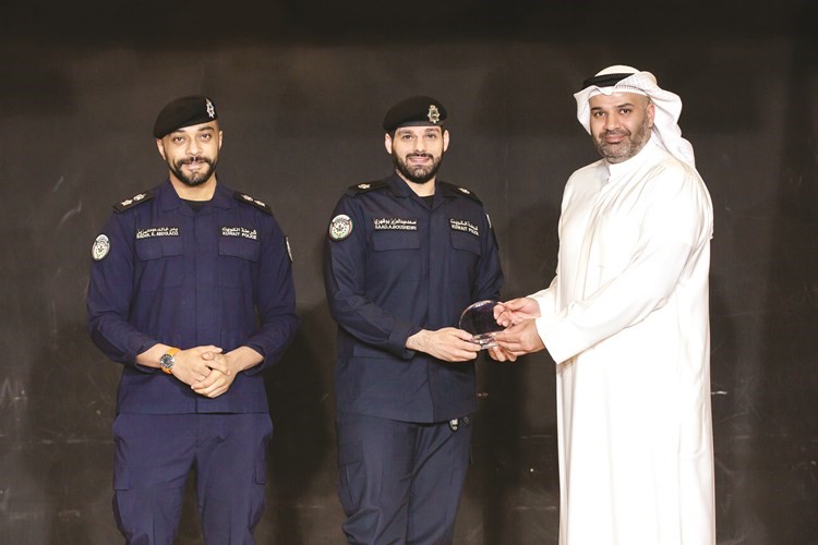 مدير العمليات يوسف الصالح مكرما الرائد سعد بوشهري بحضور المقدم بدر الخليفة