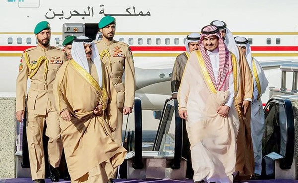 ملك البحرين الملك حمد بن عيسى لدى وصوله جدة وفي استقباله الأمير بدر بن سلطان نائب أمير مكة (واس)