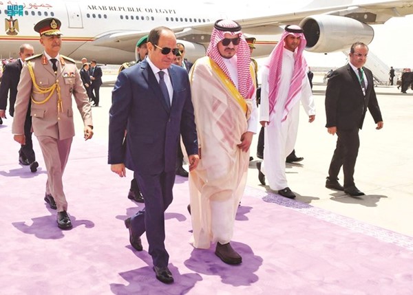 الرئيس عبدالفتاح السيسي لدى وصوله مطار جدة وفي استقباله الأمير بدر بن سلطان نائب أمير مكة (واس)