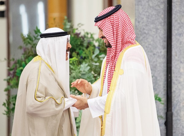 صاحب السمو الملكي الأمير محمد بن سلمان مرحباً بممثل صاحب السمو الأمير سمو ولي العهد الشيخ مشعل الأحمد قبيل انعقاد القمة