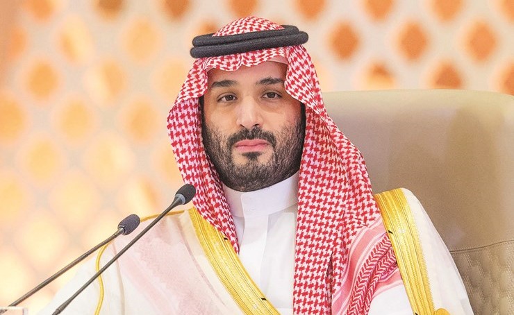 صاحب السمو الملكي الأمير محمد بن سلمان ولي العهد رئيس مجلس الوزراء السعودي ملقيا كلمة المملكة أمام القمة (رويترز)
