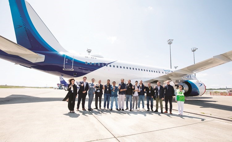 فريق عمل الكويتية خلال تسلم الطائرة الجديدة