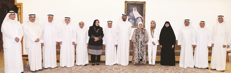 الشيخ علي الخالد متوسطا أعضاء رابطة الصداقة الكويتية- الإيرانية