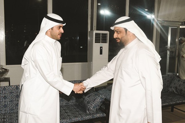 المدلج خلال استقباله أحد الناخبين