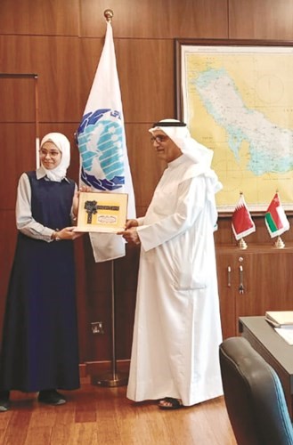 د.جاسم بشارة مكرما الطالبة مريم عبدالله أبوزيد