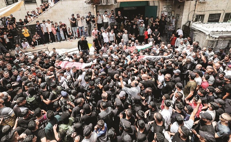 فلسطينيون يشيعون جثامين القتلى الثلاثة الذين قتلهم جيش الاحتلال في نابلس (أ.ف.پ)