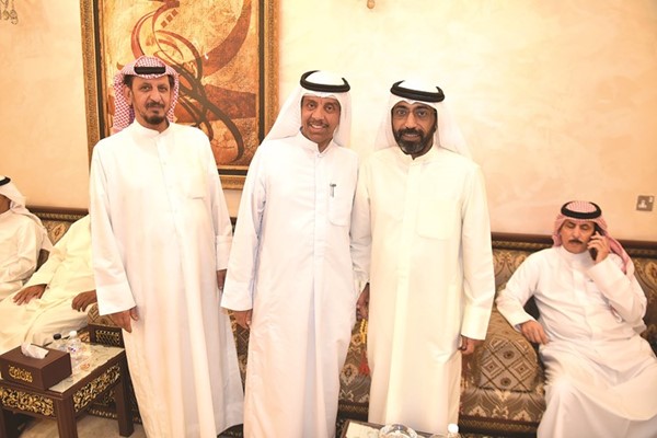 د. عبيد الوسمي مع عدد من الحضور