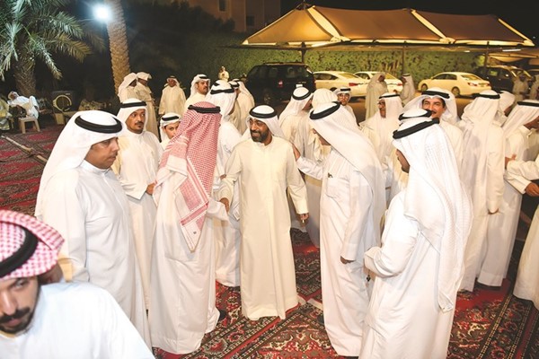 د. عبيد الوسمي مستقبلا أبناء الدائرة الرابعة