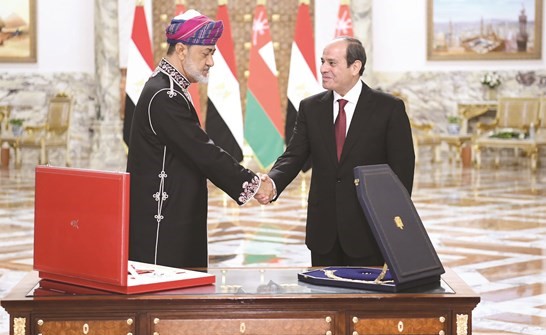 الرئيس المصري عبدالفتاح السيسي والسلطان هيثم بن طارق سلطان عمان يتبادلان أرفع الأوسمة