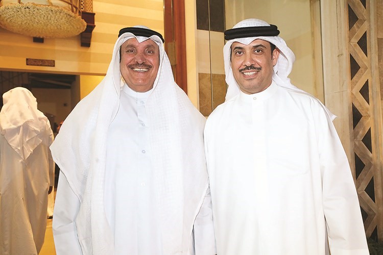 مبارك العرو يستقبل احد الناخبين