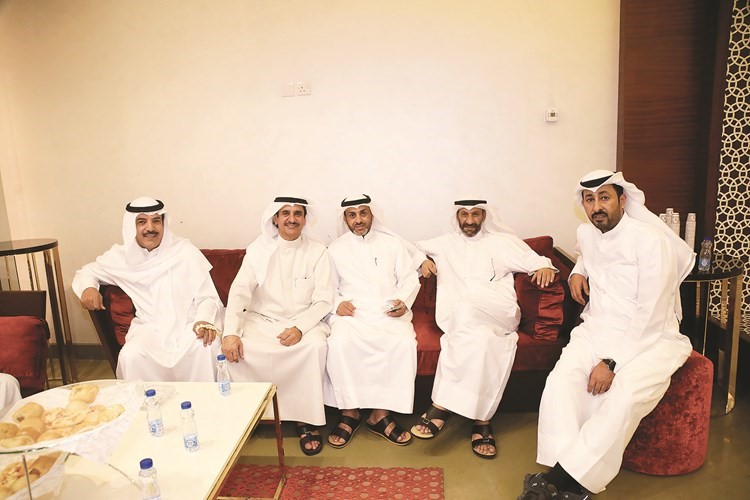 أبناء الدائرة الثالثة في المقر الانتخابي لمبارك العرو