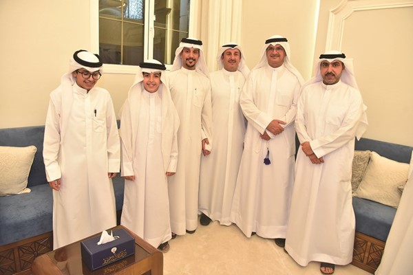 عدد من أبناء الدائرة يلتفون حول م.فلاح عبدالله السبيعي