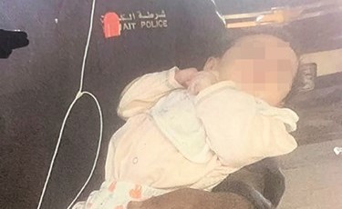 رجل أمن لدى اصطحابه الطفلة الرضيعة من منزل عائلتها إلى المخفر