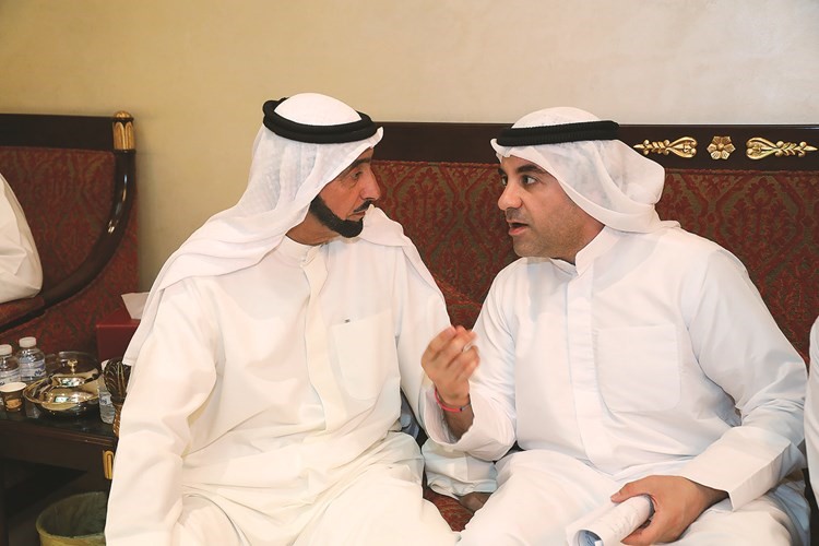 مخلد العازمي يستمع إلى أحد أبناء الدائرة